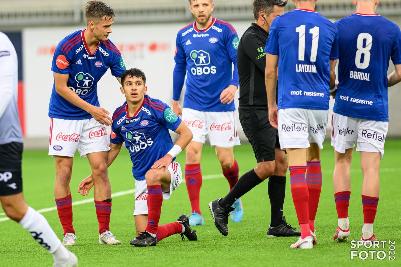 Sahraoui ble felt i boksen og fikk straffe mot Viking (Foto: Morten Mitchell Larød / SPORTFOTO)