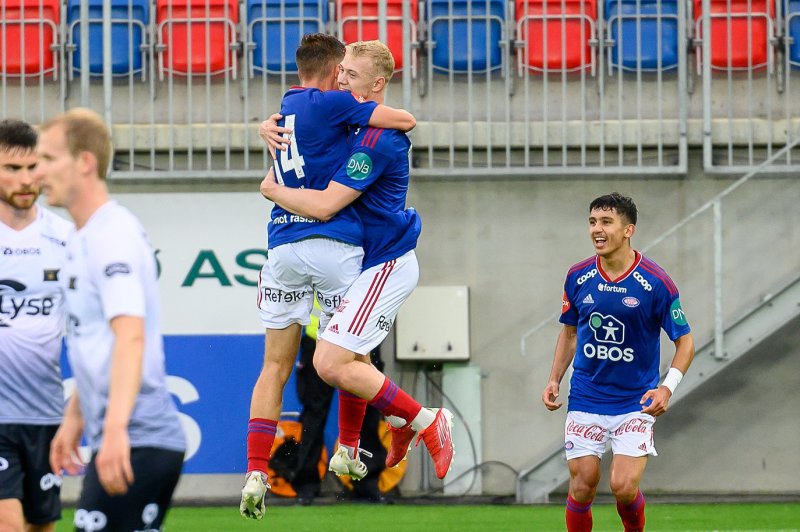 Henrik x2 jubler for scoring mot Viking (Foto: Morten Mitchell Larød / SPORTFOTO)