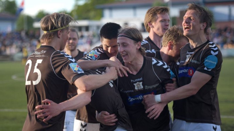 Ørn Horten jubler etter å ha slått ut Sandefjord (Foto: fotball.no)