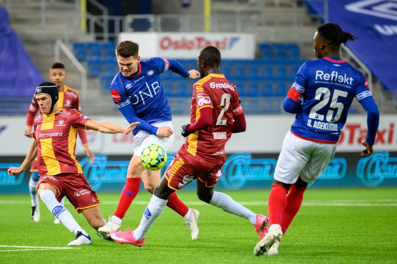 Vidar Örn Kjartansson ble godt pakket inn før pause (Foto: Morten Mitchell Larød / SPORTFOTO)