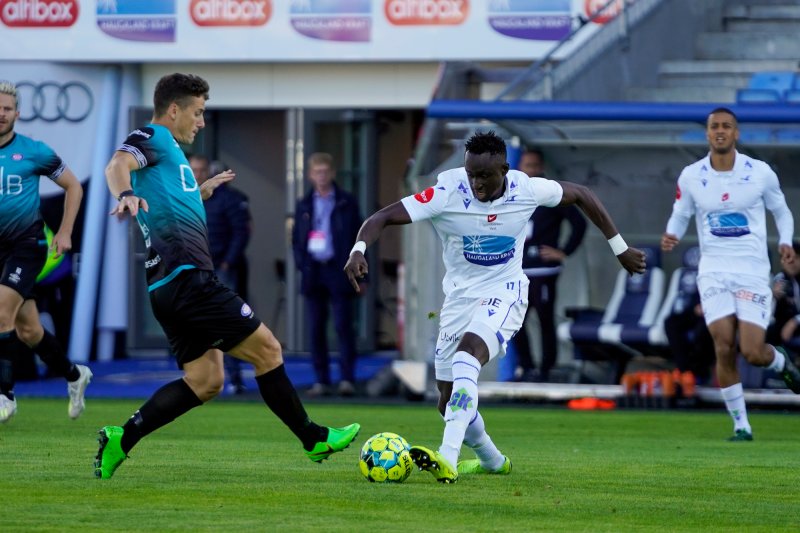 Herolind Shala og Ibrahima Wadji i duell lørdag kveld (Foto: Jan Kåre Ness / NTB scanpix)