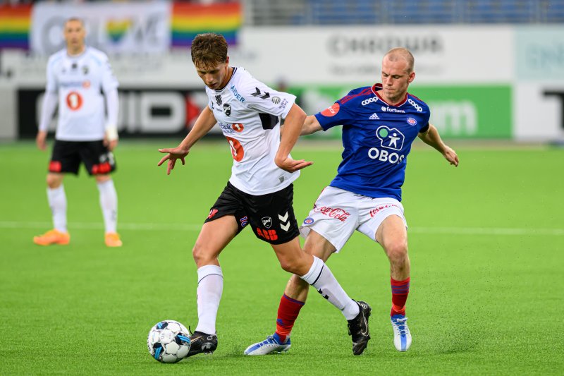 Petter Strand løp og kriga som vanlig for de kongeblå (Foto: Morten Mitchell Larød / SPORTFOTO)