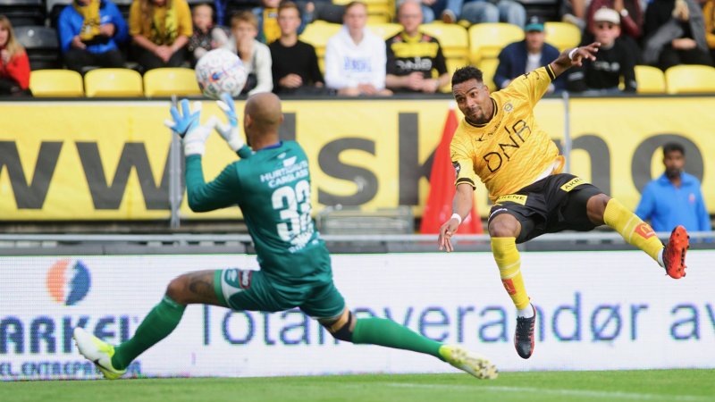 Adam Larsen Kwarasey med en av mange gode redninger i kampen (Foto: Digitalsport)