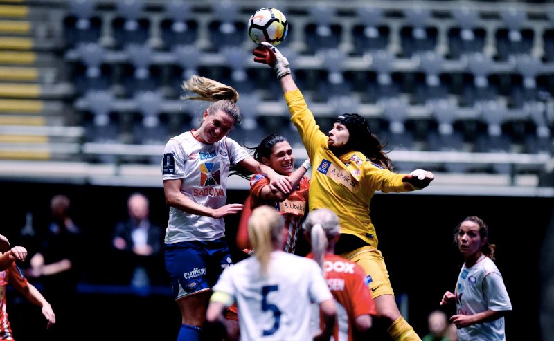 Det var mange tøffe dueller i lørdagens cupfinale. Her er Jennie Nordin i duell med Avalsnes' keeper (Foto: Digitalsport)