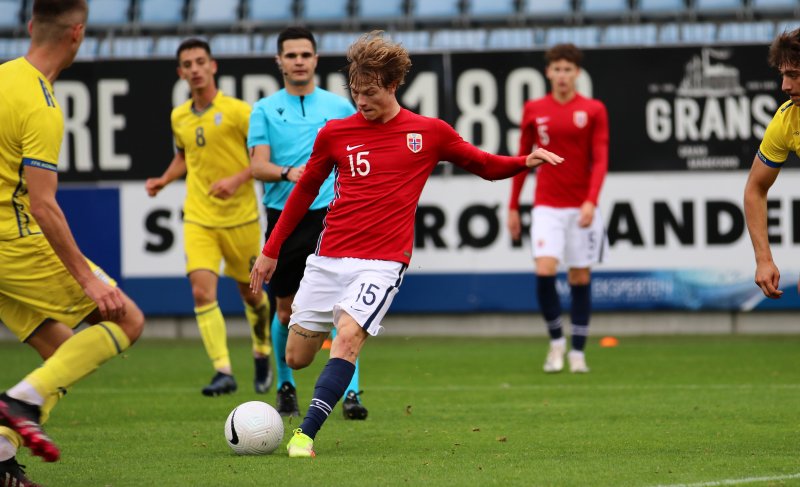 Odin Thiago Holm i aksjon for Norge G18 i dagens EM-kvalikkamp mot Kosovo (Foto: Thomas Brekke Sæteren)