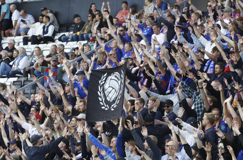 Vålerengas trofaste supportere stilte mannsterke opp i Skien søndag kveld (Foto: NTB)