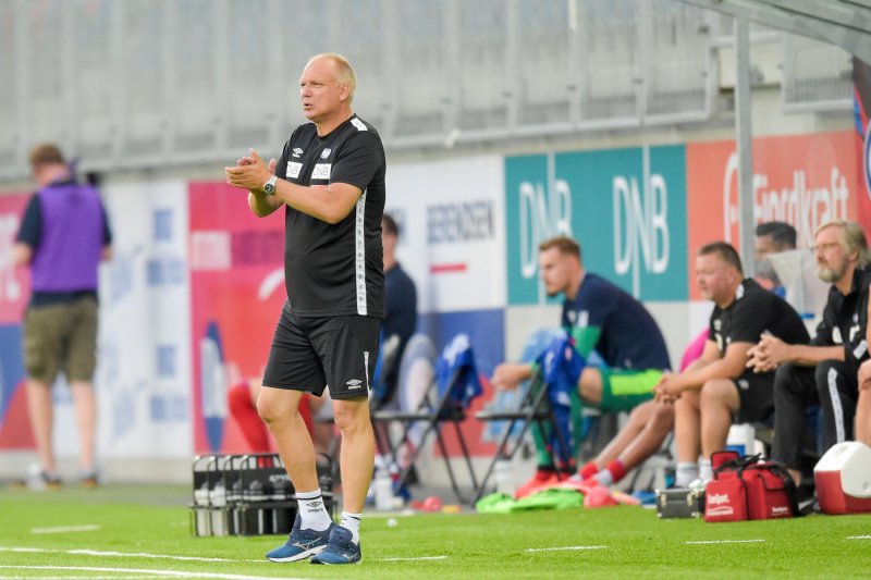 Dag-Eilev Fagermo var ofte ute med beskjeder til spillerne (Foto: Annika Byrde / NTB scanpix)