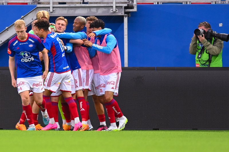 Ofkir omfavnes av lagkamerater etter å ha sendt Vålerenga i ledelsen mot Brann (Foto: Astrid Pedersen / NTB)