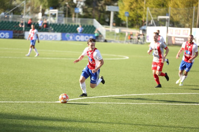 Lars Olden Larsen herjer for KFUM I Obos-ligaen (Foto: Guttorm Lende)