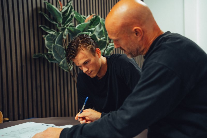 <em>William Silfver-Ramage og Joachim Jonsson da kontrakten ble skrevet under. Foto: VIF Media.</em>