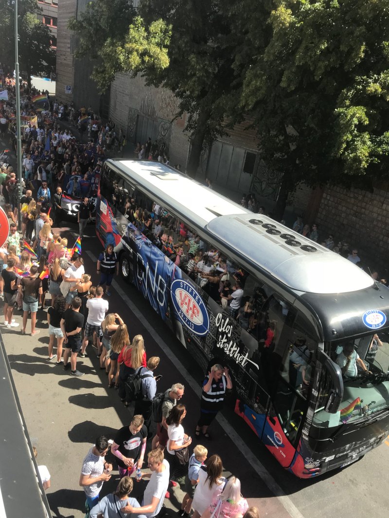 Vålerenga-bussen er synlig på de fleste arrangement i Oslo by. Her fra årets Pride-parade (Foto: Freddy dos Santos)