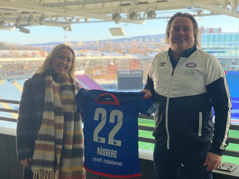 Christina Bøttger og salgssjef Glenn Jensen viser stolt frem drakta med nummer 22 på ryggen. Dette som et symbol på den nye avtalen ut 2022 (Foto: VIF Media)