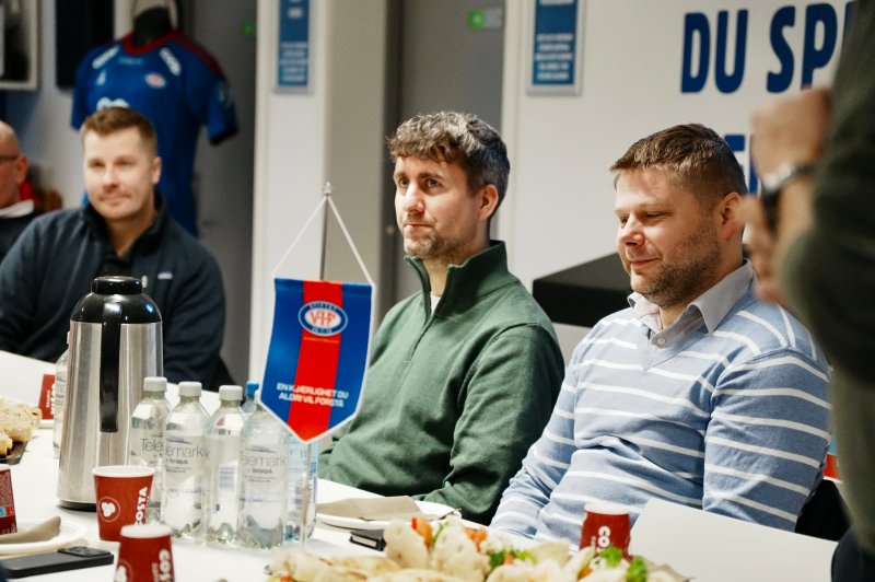 Oslo Snekker AS signerte avtalen ti minutter før årets første treff for håndverkernettverket (Foto: Vålerenga)