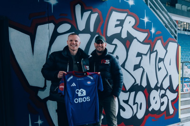 Fra venstre: Adrian Bach og Anders Berge fra Rørlegger Sentralen AS (Foto Vålerenga)