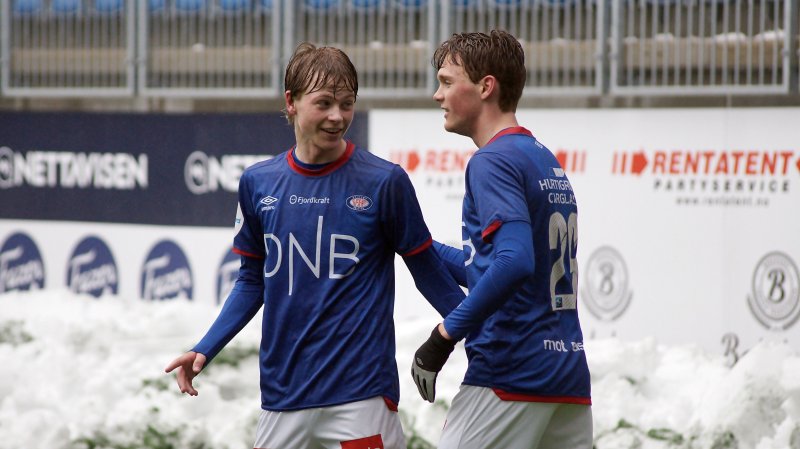 Odin Thiago Holm (t.v) scora sitt første mål for Vålerenga. Her blir han gratulert av U21-landslagsklare Oskar Opsahl (Foto: Kenneth Berger)