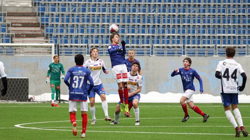 Brede Sandmoen scora ett mål i kampen mot Sandefjord. Her er kapteinen i duell sentralt i banen (Foto: Kenneth Berger)